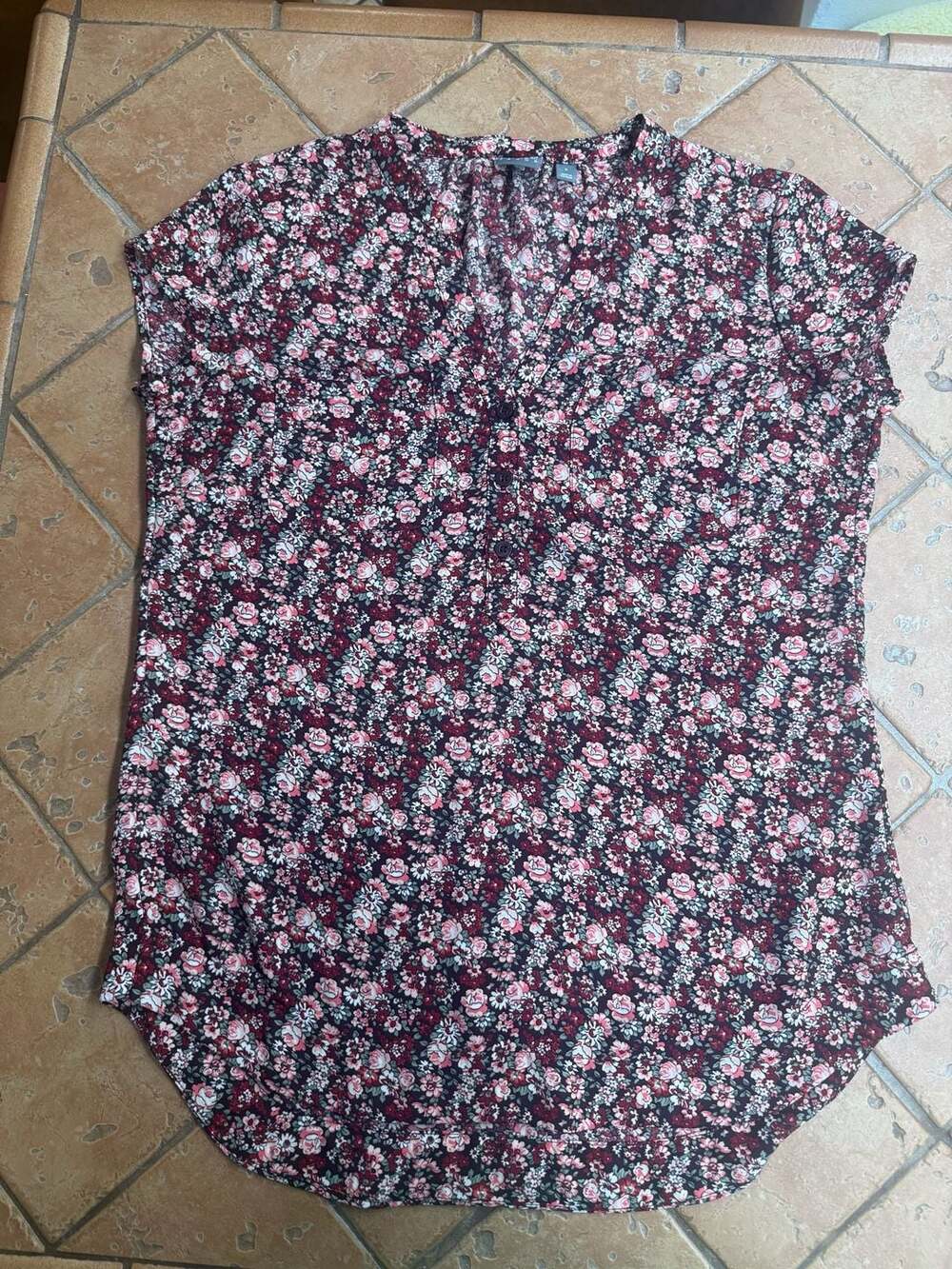 Soho New York & Company Women's Floral Print Short Sleeve Button V-Neck Blouse S